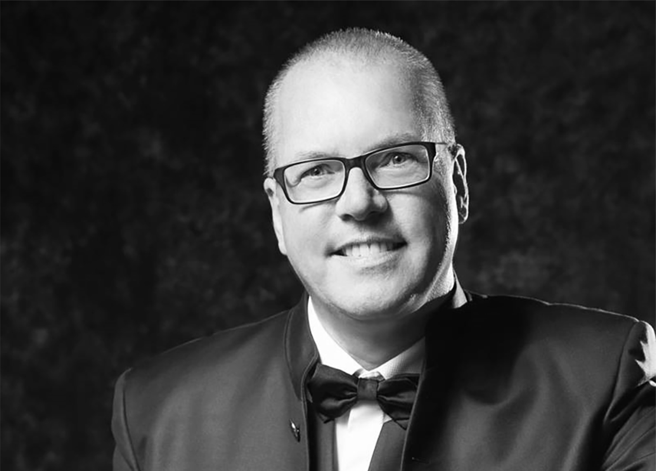 A portrait of Stefan Vinke.